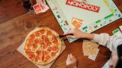 Van snacks tot spel: zo organiseer je een topavond met je besties